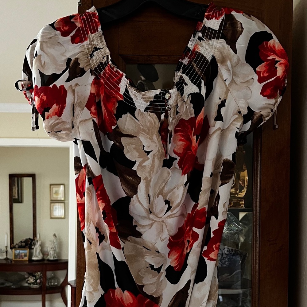 Floral Women's Top - Red, Black, White, tan, White House Black Market size med